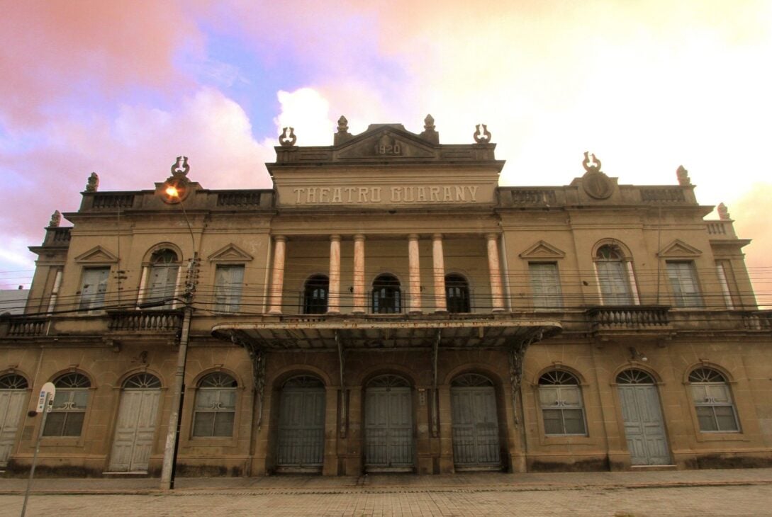 Centro histórico de Pelotas RS, com o Teatro Guarany em destaque na paisagem urbana
