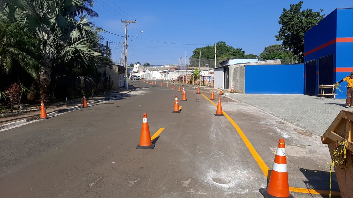 Sinalização de segurança em via urbana após chuva