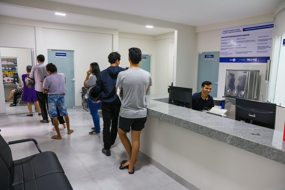 Profissionais de saúde em atendimento em unidade básica