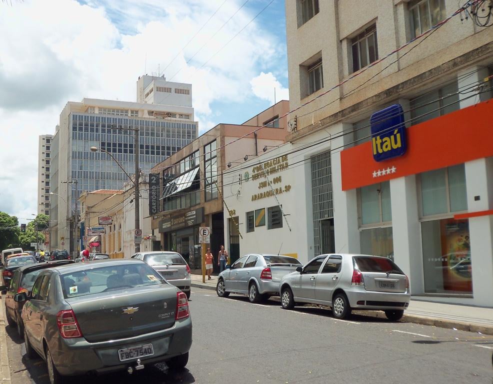 Rua comercial e paisagem urbana de Araraquara, em dia ensolarado