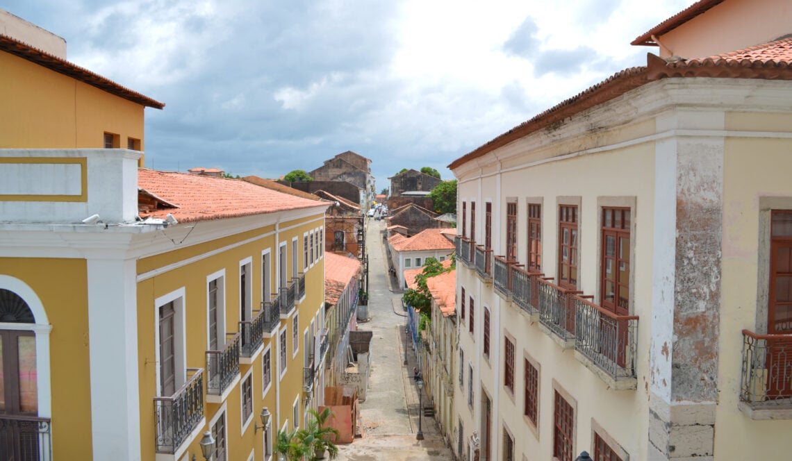 Centro histórico de São Luís do Maranhão com casario colonial em perspectiva horizontal
