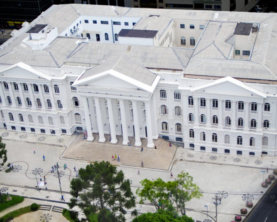Prédio histórico da UFPR na Praça Santos Andrade, em Curitiba
