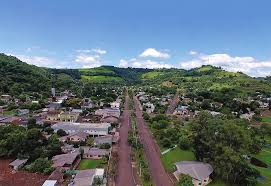 Centro de Vicente Dutra RS em dia claro, com área urbana e vegetação ao fundo