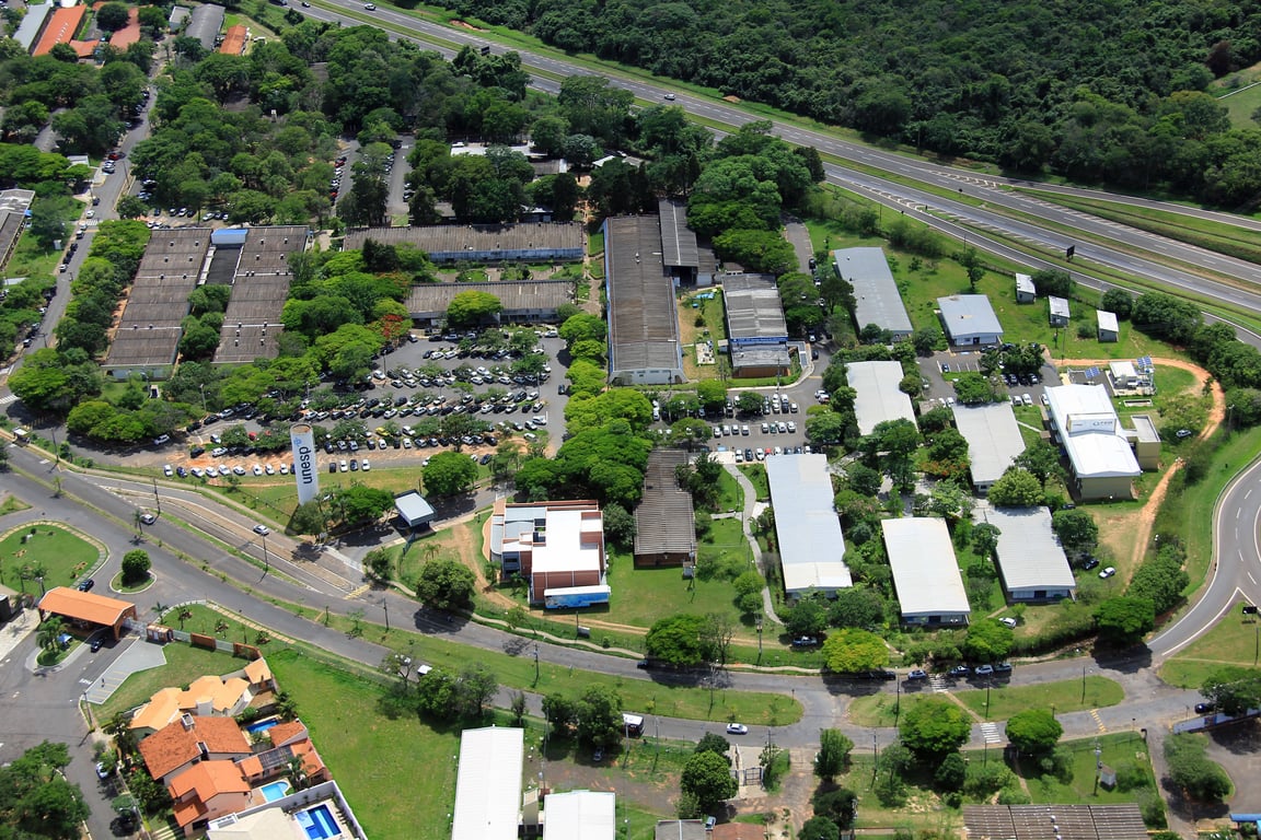 Campus universitário com áreas verdes e prédios