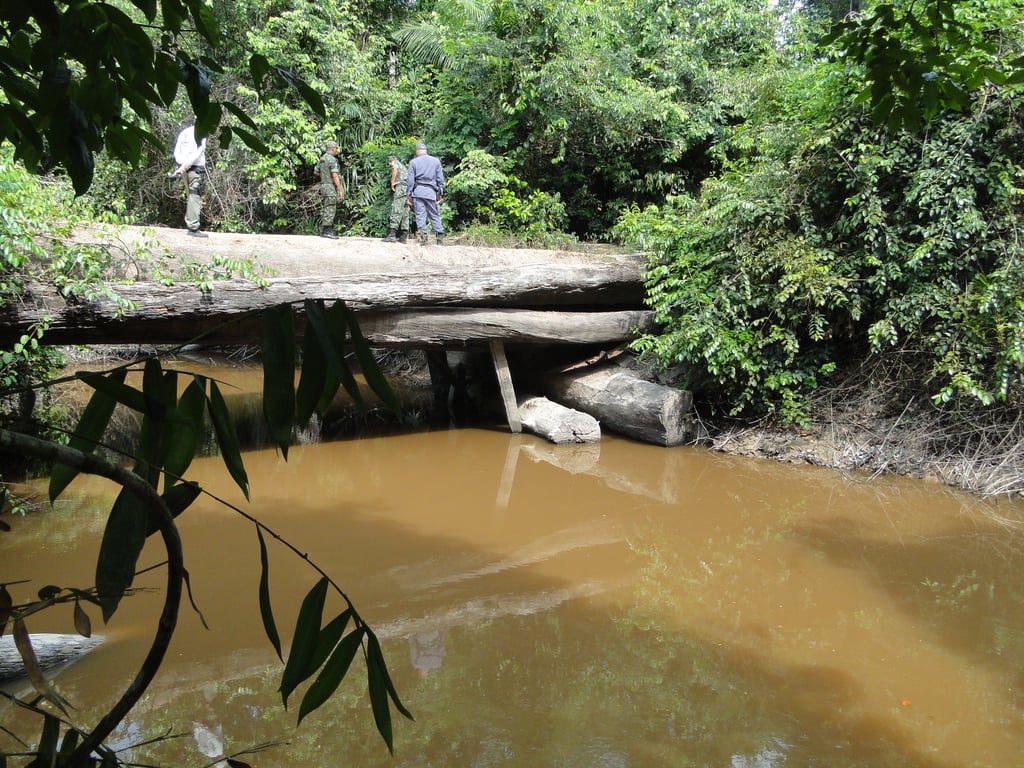 Agentes em inspeção ambiental próxima a reservatório
