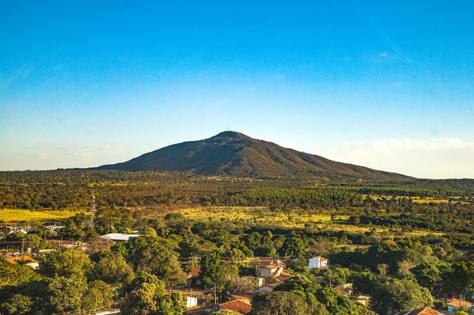 Vista panorâmica do Morro da Garça e entorno rural, com área urbana ao fundo