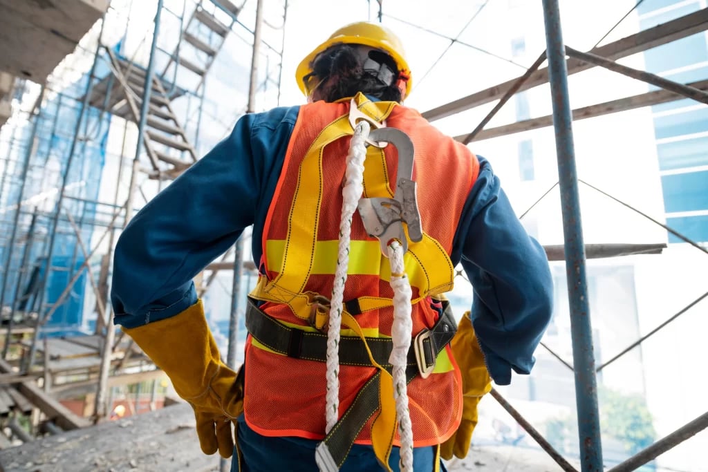 Profissional de manutenção com EPIs em ambiente urbano