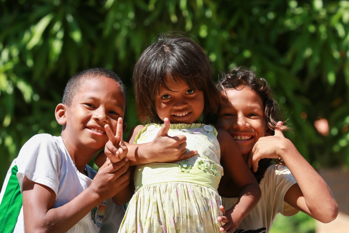 Profissionais de assistência social em ambiente acolhedor, com brinquedos e materiais educativos