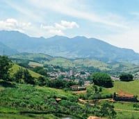 Vista aérea de Itanhandu, com a Serra da Mantiqueira ao fundo