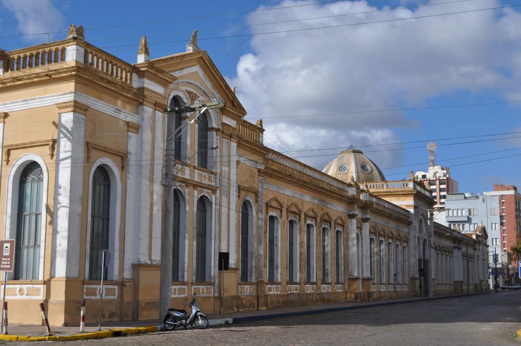 Imagem ilustrativa de prédio público municipal, fachada com bandeiras