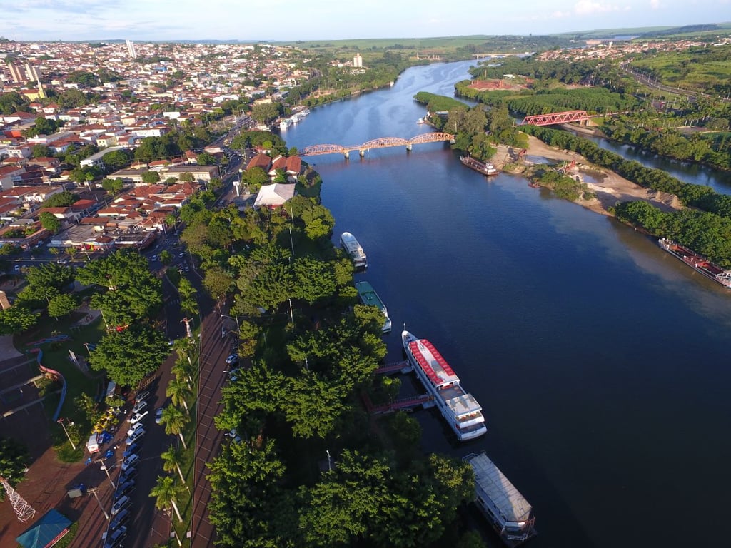 Vista aérea de Tietê ao entardecer, com o Rio Tietê ao centro