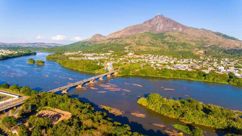 Vista panorâmica de Governador Valadares com o Rio Doce e a Pedra do Ibituruna ao fundo