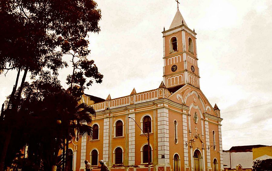 Vista urbana de Rio Pomba MG com a igreja matriz ao fundo