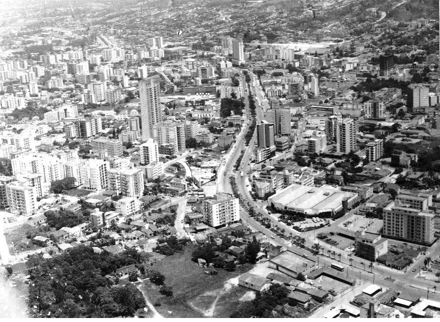 Vista aérea de Criciúma ao entardecer, com prédios e vias principais