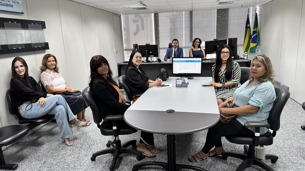 Servidores públicos analisando documentos de licitação