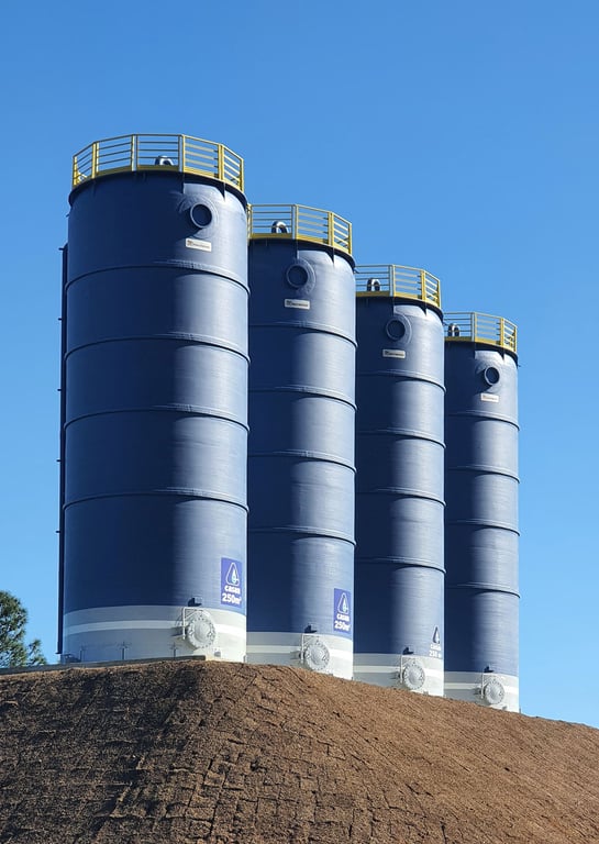 Estação de tratamento de água com tanques e tubulações