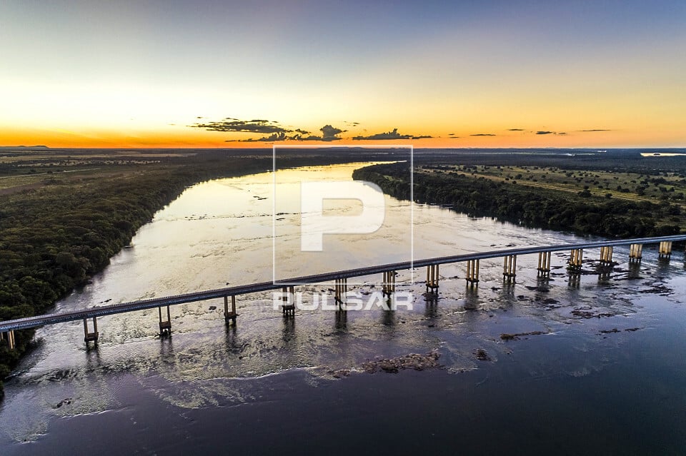 Rodovia no Cerrado tocantinense ao entardecer