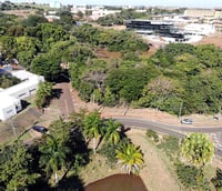 Vista aérea do campus da Unicamp com vegetação e prédios no entardecer, em Campinas SP.