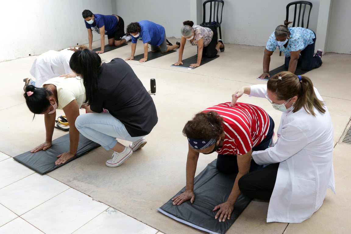 Equipe multiprofissional da Atenção Primária em atendimento comunitário