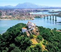 Convento da Penha, cartão‑postal de Vila Velha, com a paisagem urbana ao fundo (Foto: Tripadvisor).