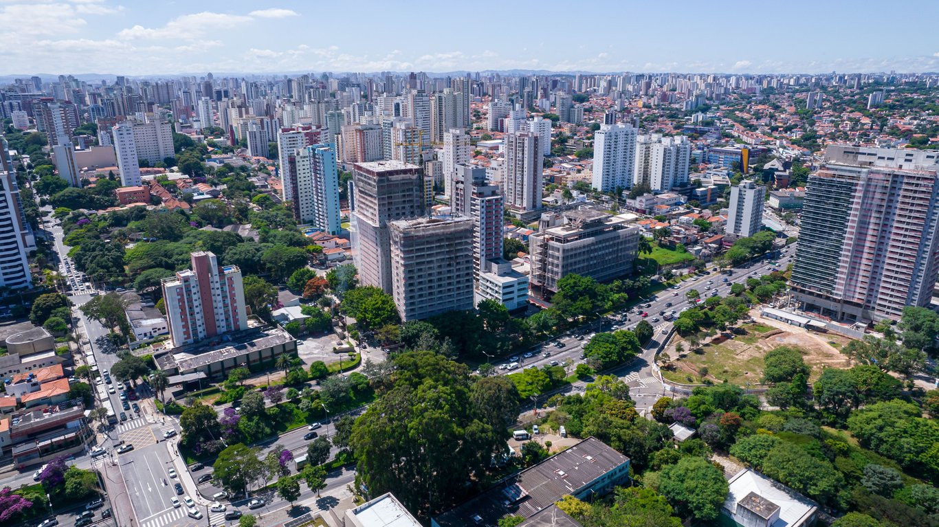 Vista aérea de Osvaldo Cruz SP, com área urbana e vegetação em dia ensolarado