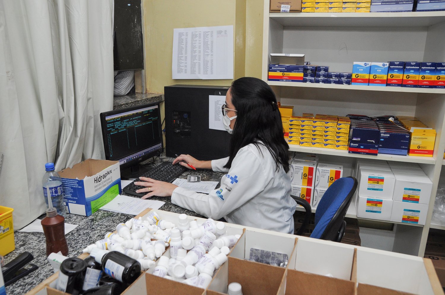 Profissional de saúde atendendo em unidade básica