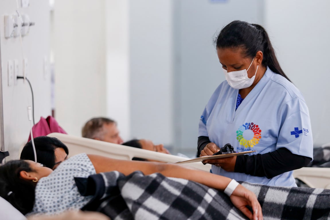 Profissionais atuando em unidade de saúde; consultório e atendimento humanizado