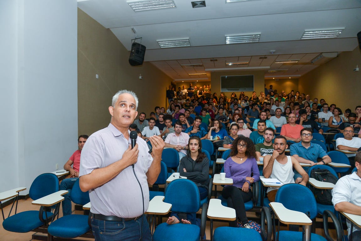 Professor ministrando aula em universidade no Brasil