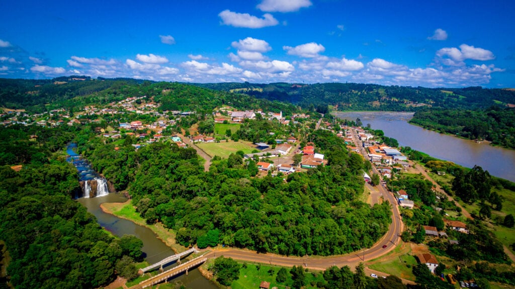 Vista aérea de Porto Vitória PR, com o Rio Iguaçu ao fundo