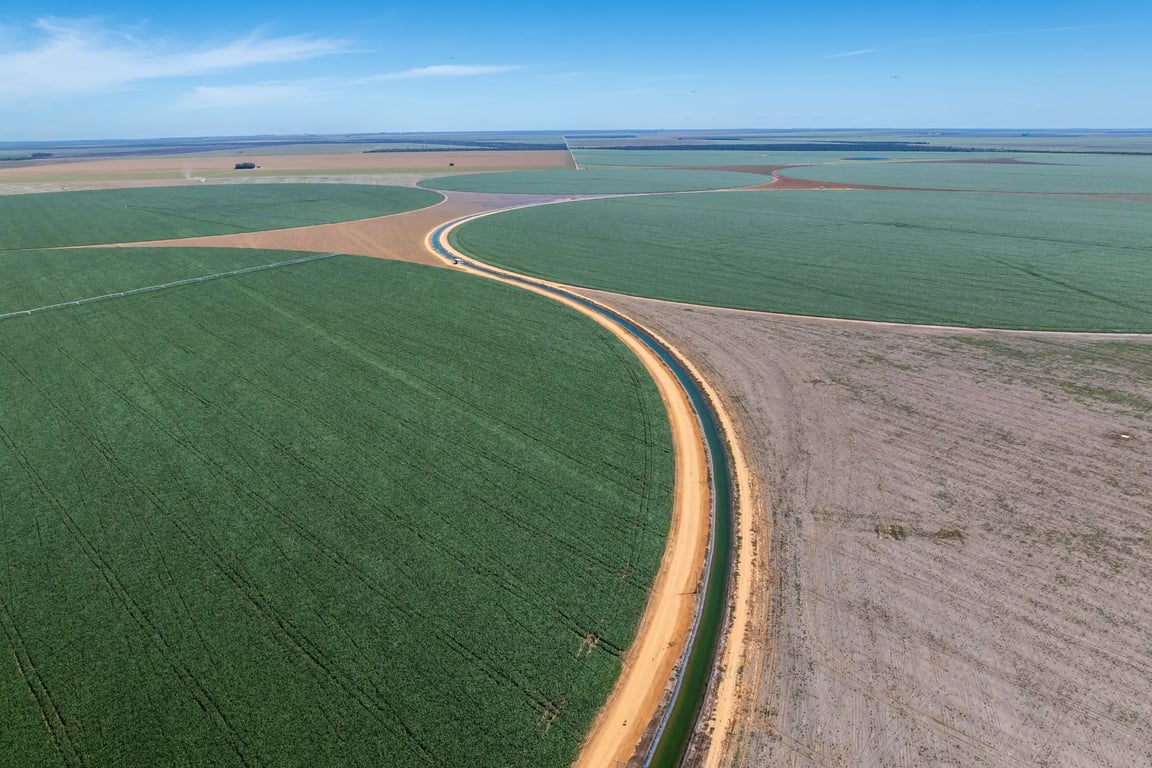 Paisagem do Alto Paranaíba, com colinas e áreas de cultivo ao entardecer