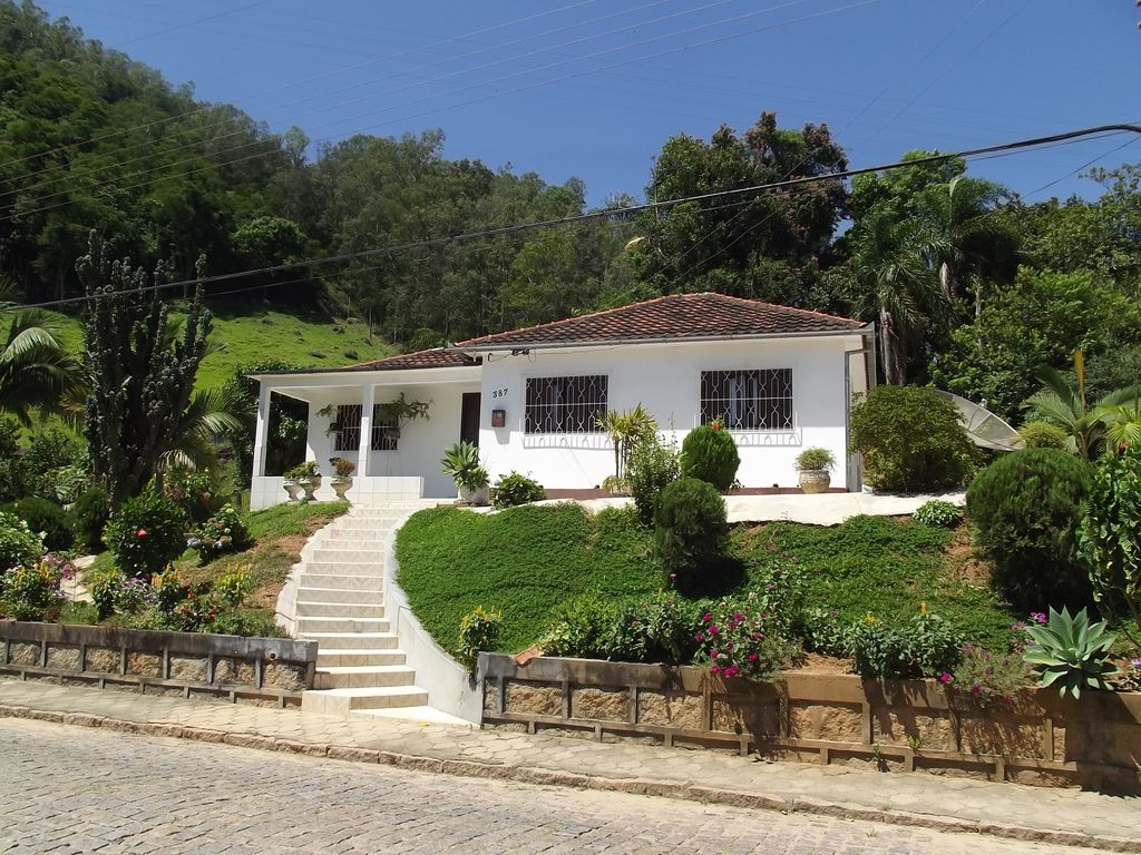 Paisagem do interior catarinense, com casario baixo e morros ao fundo