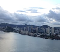 Skyline de Vitória ES ao entardecer, cidade que abriga o campus da UFES.