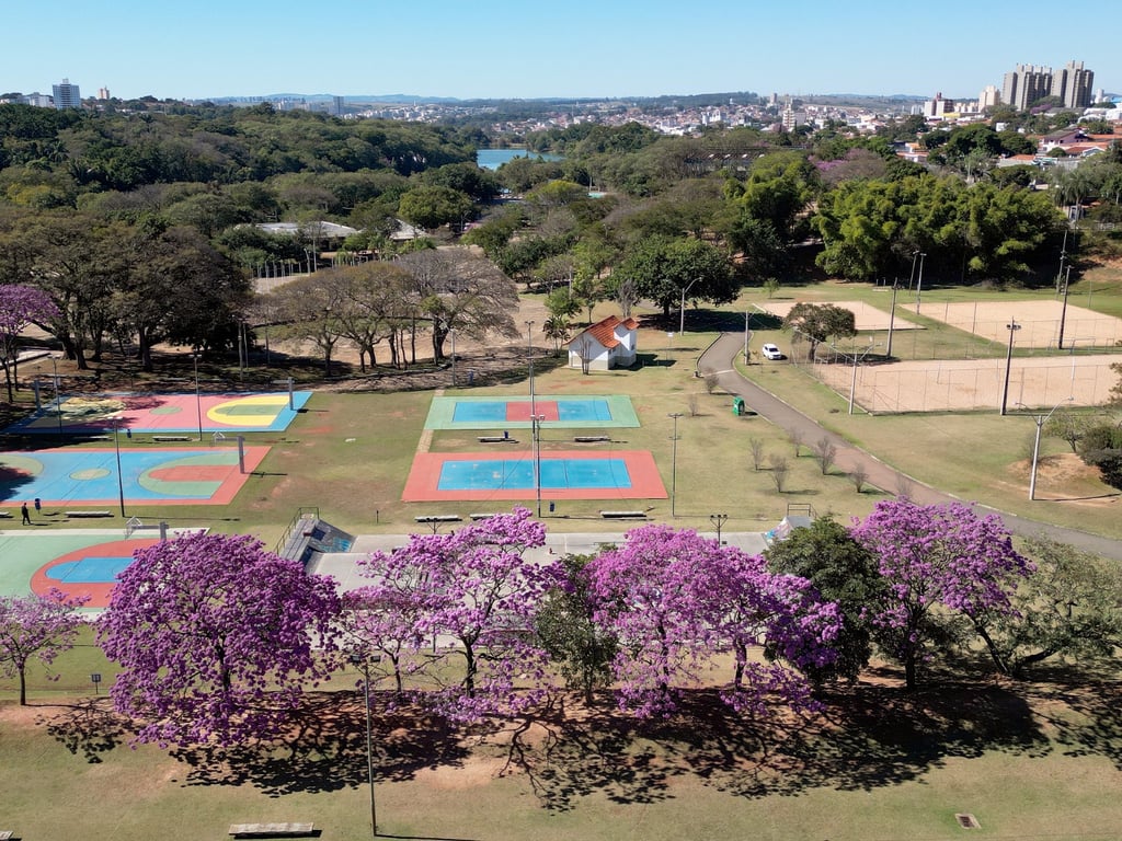 Estrutura esportiva ao ar livre, referência à preparação física
