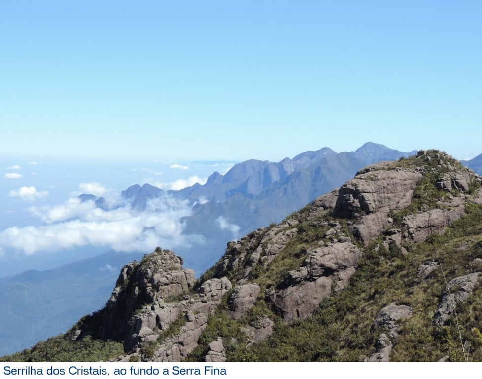 Vista aérea de Resende, RJ, com a Academia Militar das Agulhas Negras e o Rio Paraíba do Sul ao fundo, durante o fim de tarde
