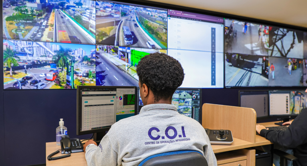 Centro de monitoramento urbano, ilustrando tecnologias de apoio à segurança pública