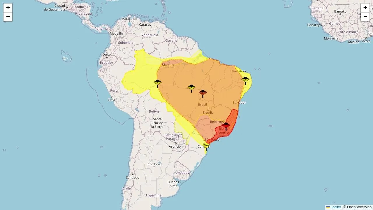 Centro de Cerro Azul PR com o Rio Ribeira de Iguape, ponte e morros ao fundo