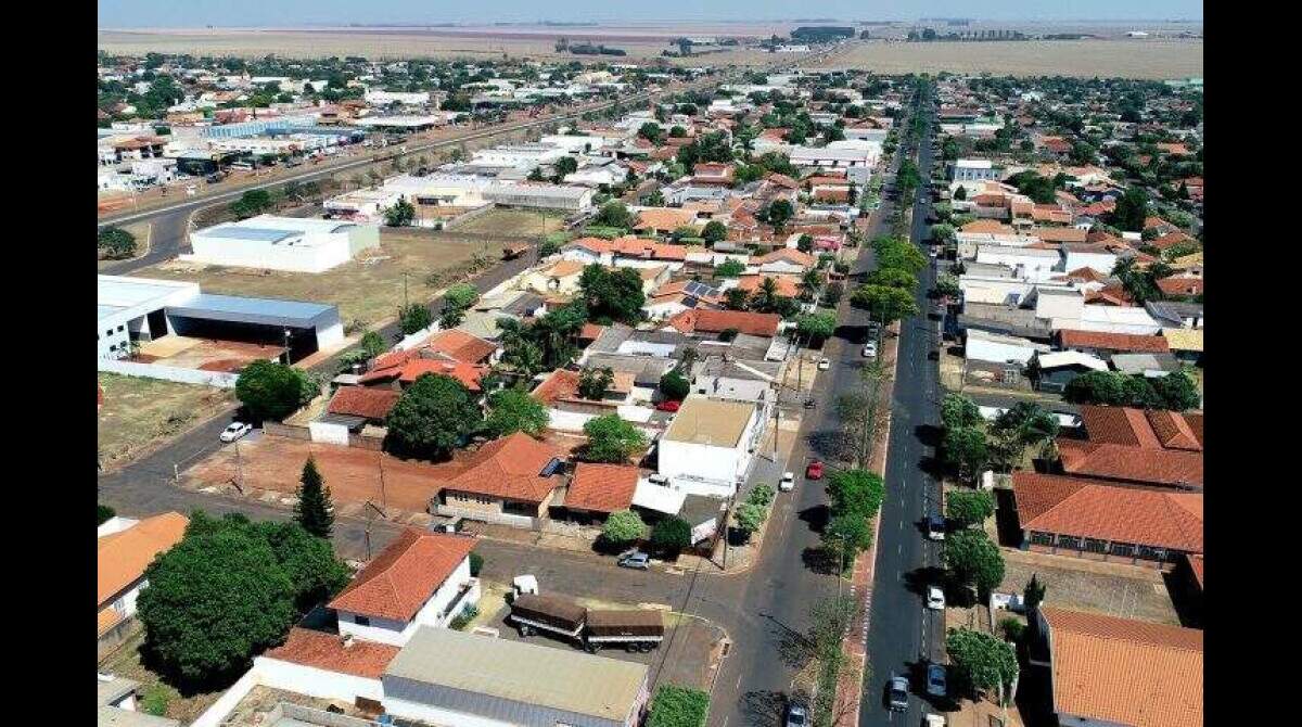 Vista aérea de Chapadão do Sul, MS, com bairros residenciais e áreas verdes, representando o ambiente urbano de cidade do interior com vocação agrícola