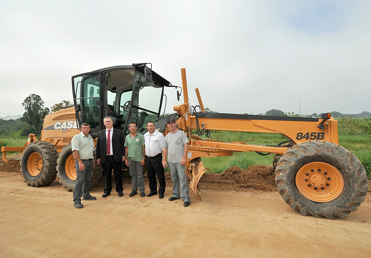 Motoniveladora em operação em via rural