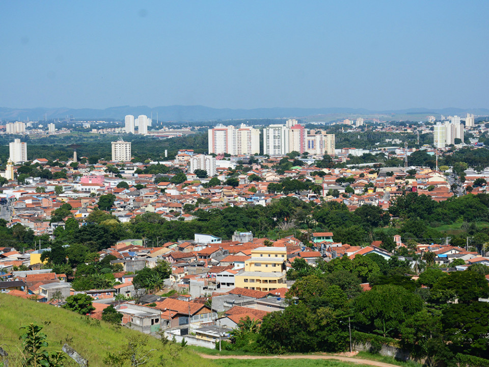 Vista urbana do Vale do Paraíba, com destaque para área central e prédios de médio porte