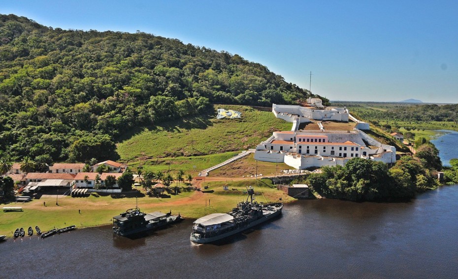 Vista aérea de Corumbá e do Rio Paraguai ao entardecer
