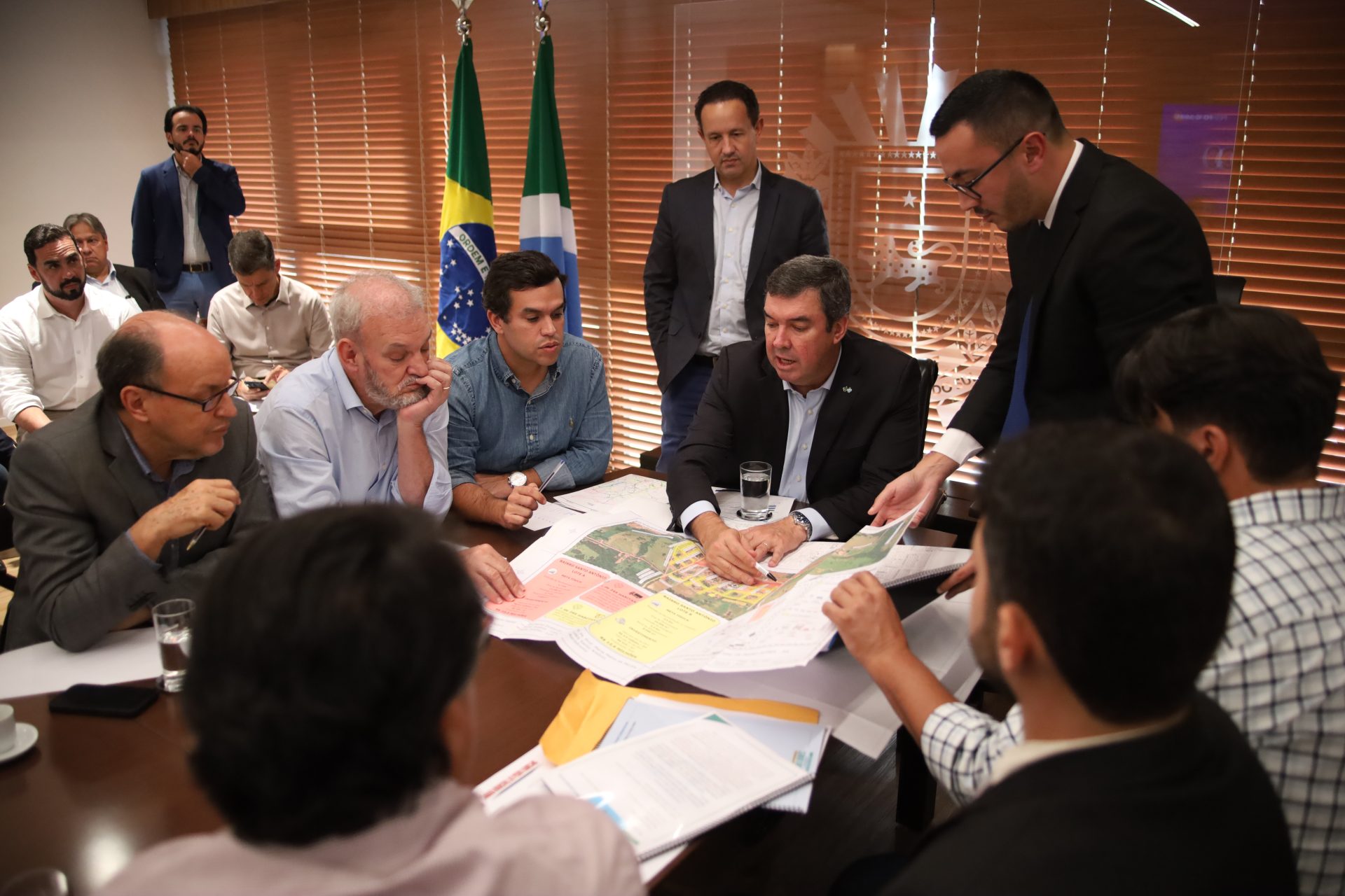 Reunião em ambiente institucional representando gestão pública