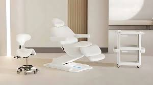 Sala de clínica odontológica universitária vazia com cadeiras odontológicas alinhadas e iluminação clínica.