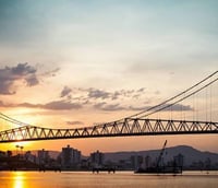 Vista aérea da Ponte Hercílio Luz ao pôr do sol, cartão-postal da capital catarinense.