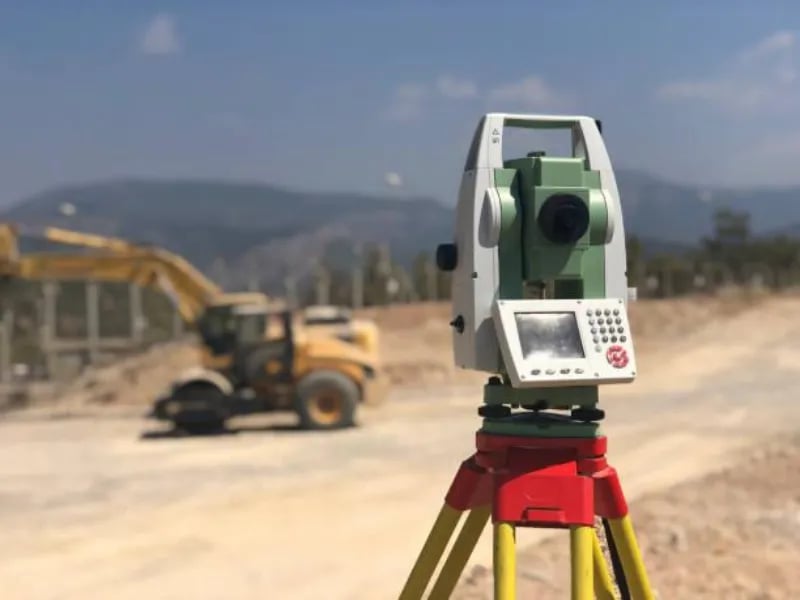 Equipe técnica em obra de infraestrutura rural