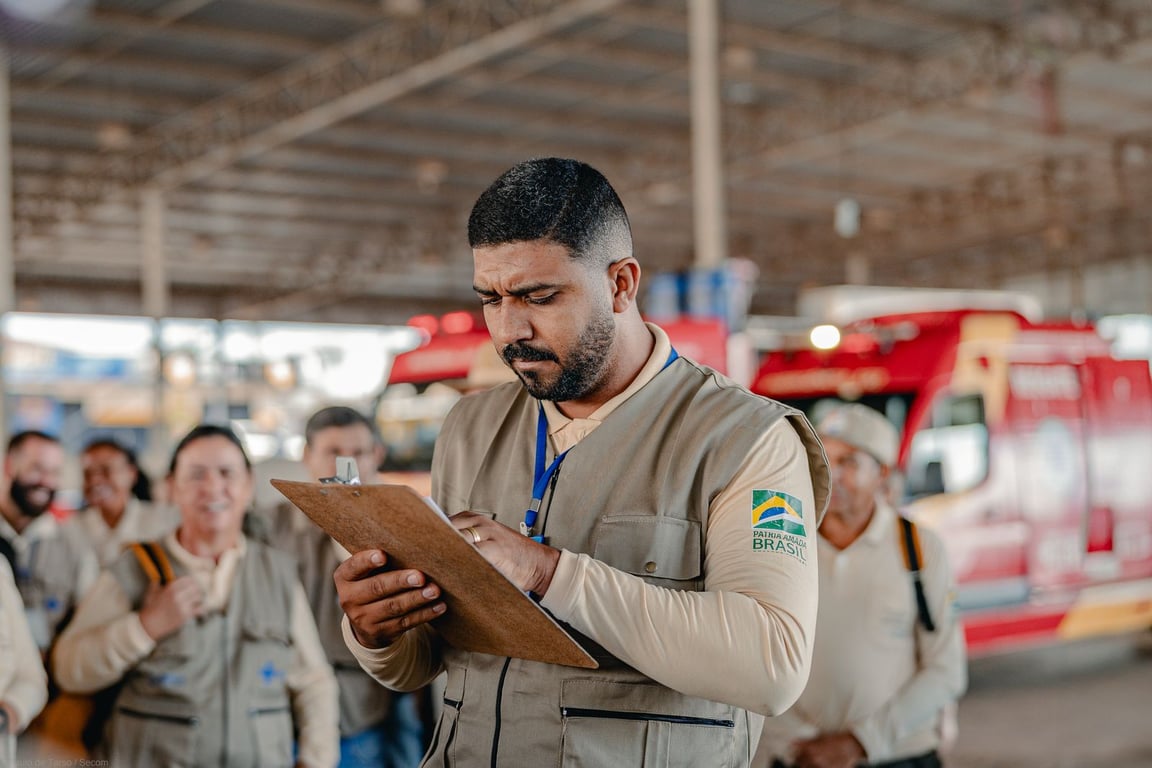 Agente de combate às endemias em atividade