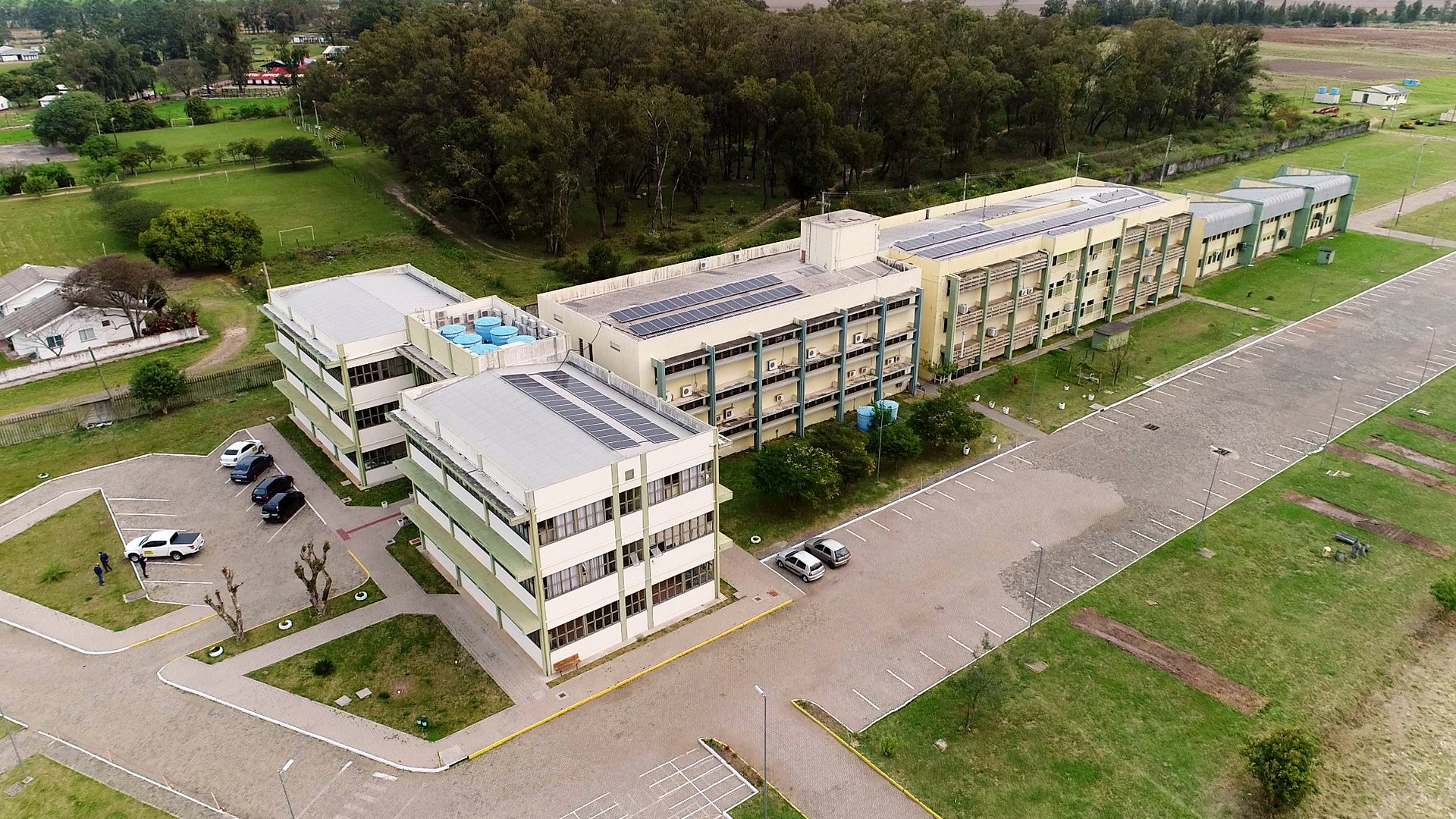 Campus da UNIPAMPA com prédios e áreas verdes