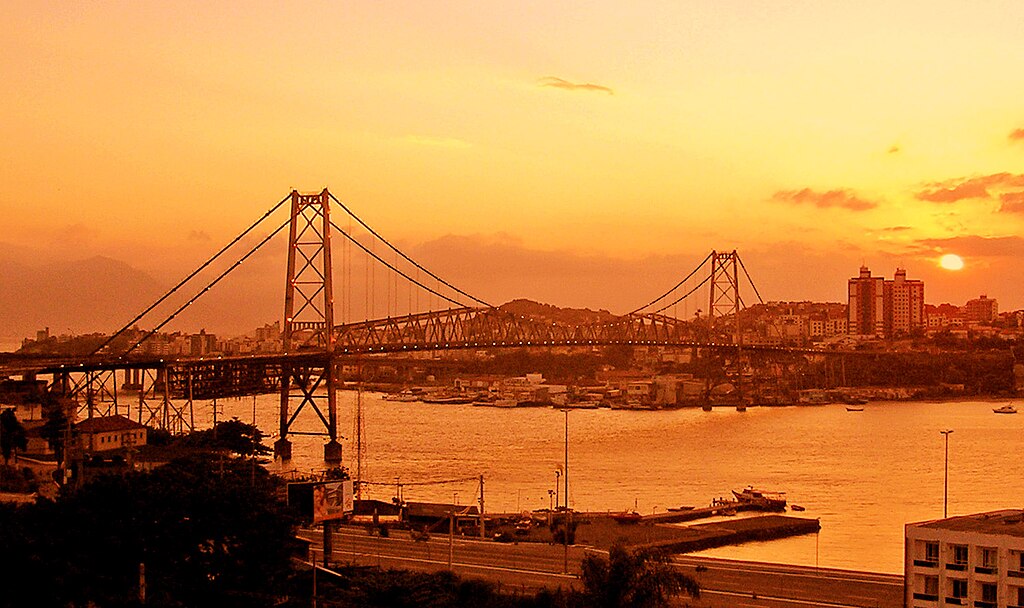 Pôr do sol com a Ponte Hercílio Luz em Florianópolis