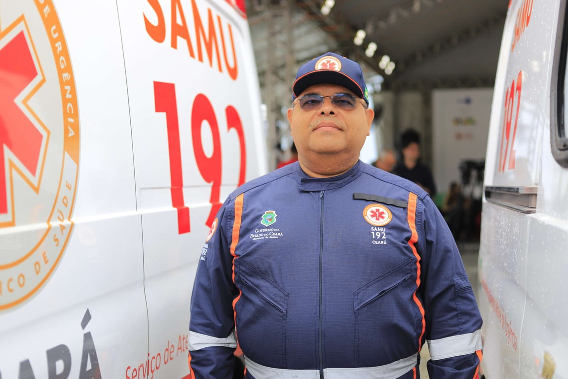 Profissional do SAMU 192 diante de uma ambulância