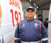 Profissional do SAMU 192 em frente a uma ambulância do serviço de urgência.
