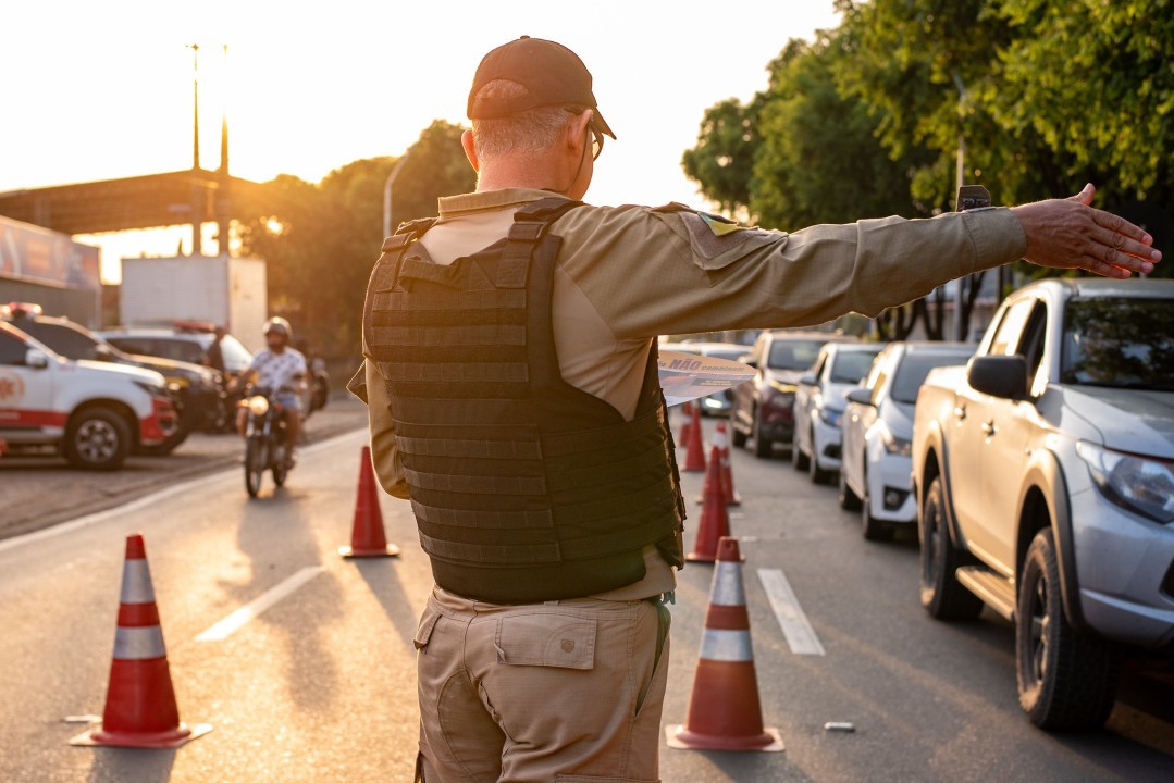 Agente municipal de trânsito orienta o tráfego em via urbana